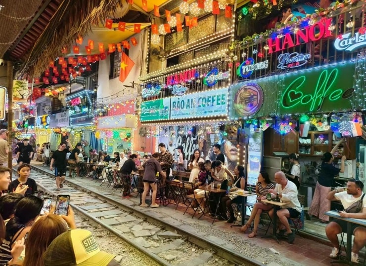 Hà Nội: Trải nghiệm 24 giờ khám phá thủ đô với chưa đầy 700.000 đồng của khách Tây