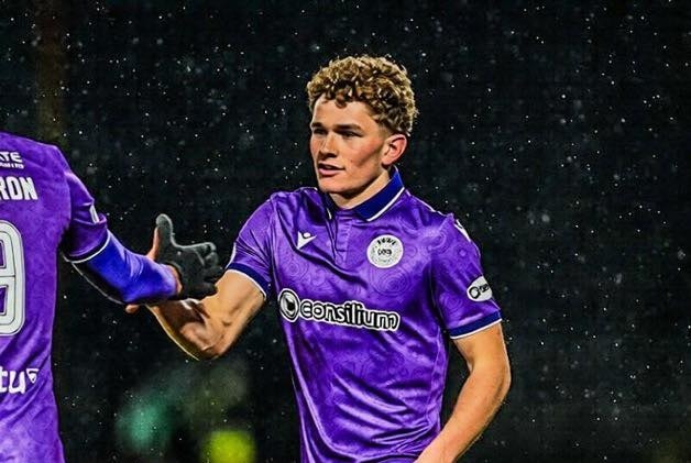 Jacob Devaney gây sốt tại Scotland với siêu phẩm đầu tay cho St Mirren