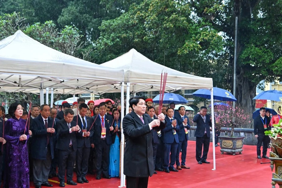 Chủ tịch nước Lương Cường cùng đại biểu kiều bào dâng hương tại Tượng đài Lý Thái Tổ và đền Ngọc Sơn