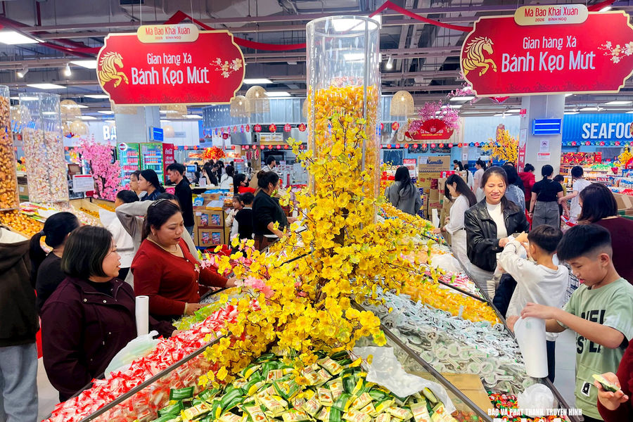 Siêu thị, chợ dân sinh Nghệ An nhộn nhịp ngày cuối tuần: Hàng Tết ngập kệ, khách mua không ngớt
