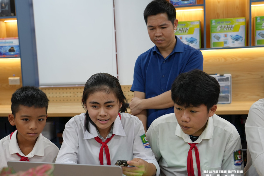 Nghệ An miễn và trả lại phí học bạ điện tử cho phụ huynh, học sinh