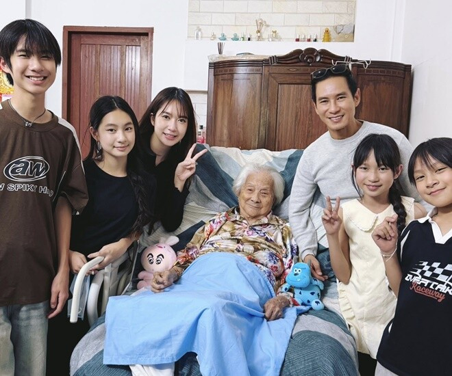 Lý Hải - Minh Hà cùng 4 con về Mỹ Tho thăm mẹ ruột gần 100 tuổi dịp cận Tết