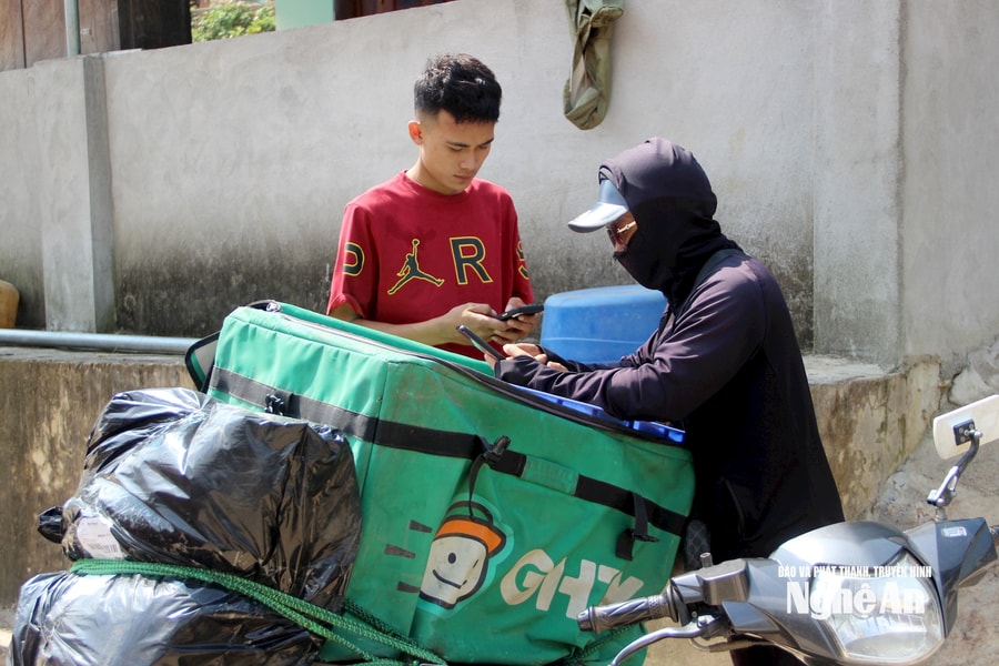Cận Tết mua sắm trực tuyến tăng cao, shipper quá tải đơn hàng