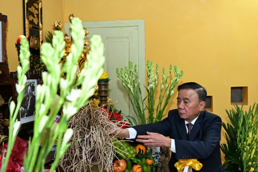 Thường trực Ban Bí thư Trần Cẩm Tú dâng hương tưởng niệm Chủ tịch Hồ Chí Minh tại Nhà 67