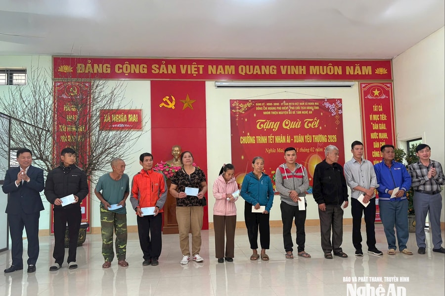 Phó Chủ tịch UBND tỉnh Hoàng Phú Hiền trao quà Tết cho các hộ nghèo tại xã Nghĩa Mai