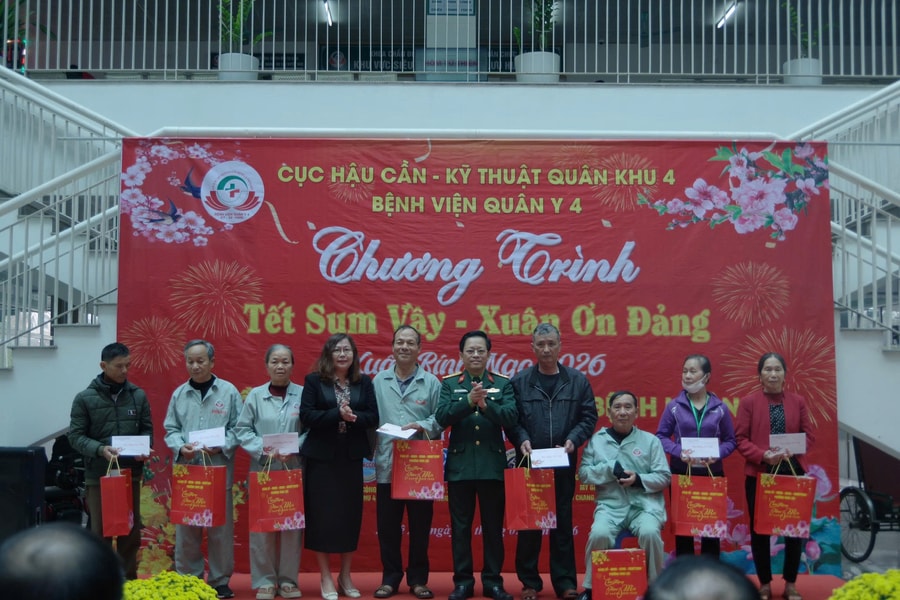 Gần 240 suất quà trao tặng bệnh nhân nghèo dịp Tết