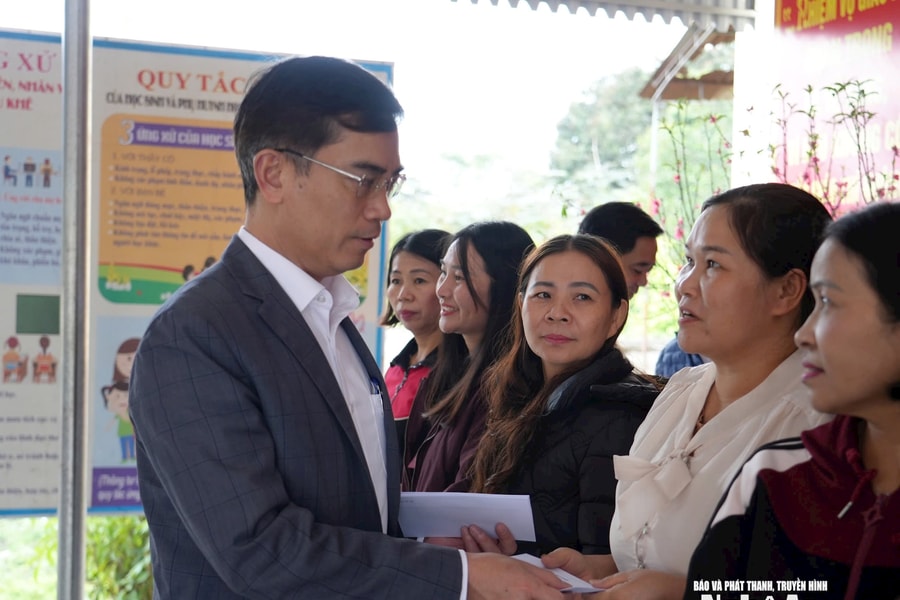 Những món quà Tết ấm lòng đội ngũ giáo viên Nghệ An