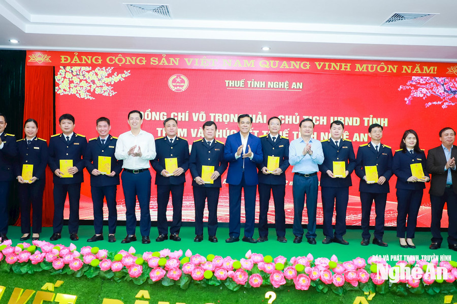 Chủ tịch UBND tỉnh Võ Trọng Hải thăm, chúc mừng năm mới Bính Ngọ 2026 tại một số cơ quan, doanh nghiệp