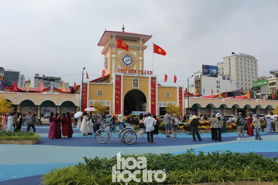 TP.HCM: Chợ Bến Thành và Hồ Con Rùa rực rỡ diện mạo mới đón Tết Bính Ngọ 2026