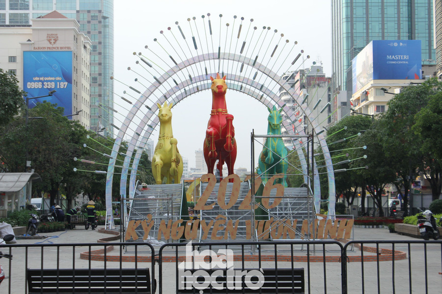 Đường hoa Nguyễn Huệ 2026: Sắc màu linh vật ngựa phi nước đại đón Tết Bính Ngọ