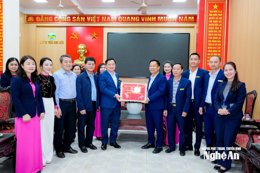 Bí thư Tỉnh ủy Nguyễn Khắc Thận thăm, tặng quà Tết Ban Quản lý Khu Di tích Kim Liên và Khu Di tích lịch sử Quốc gia Truông Bồn