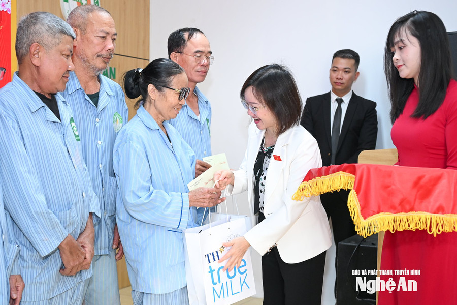 Đoàn đại biểu Quốc hội tỉnh thăm, chúc Tết các cơ sở y tế