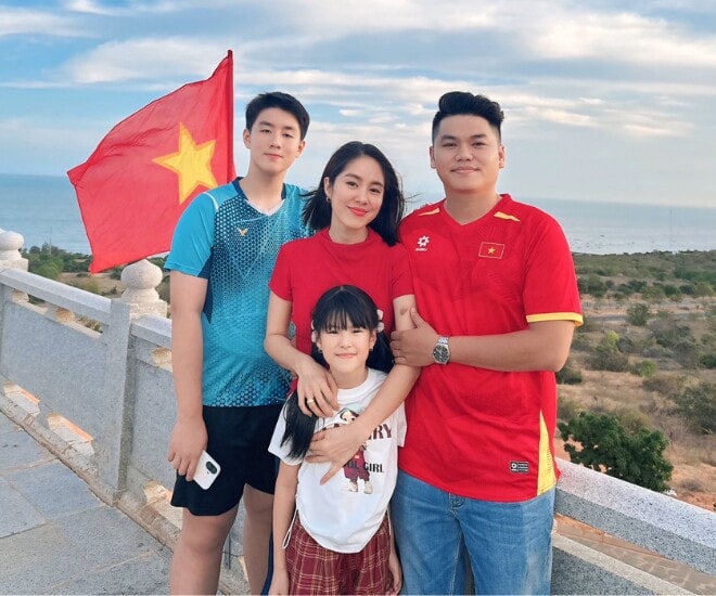 Diễn viên Lê Phương đưa cả nhà về Bình Thuận ăn Tết sớm cùng gia đình chồng