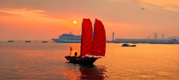 Vịnh Hạ Long: Những cánh buồm đỏ rực gợi nhớ ký ức xưa trên vùng di sản
