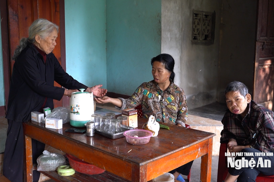 Nhịp cầu nhân ái: Người mẹ 85 tuổi và hai phận đời sau cánh cổng khép kín