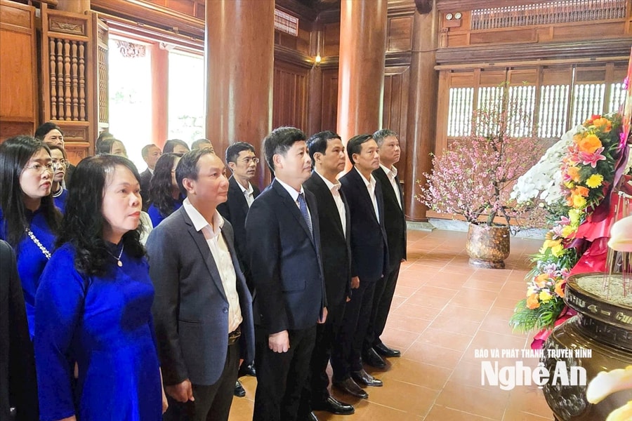 Báo và phát thanh, truyền hình Nghệ An dâng hoa, dâng hương, tưởng niệm Chủ tịch Hồ Chí Minh