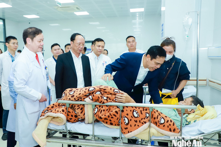 Chủ tịch UBND tỉnh Võ Trọng Hải thăm, động viên lực lượng vũ trang, công nhân, bệnh nhân trước thềm Xuân mới