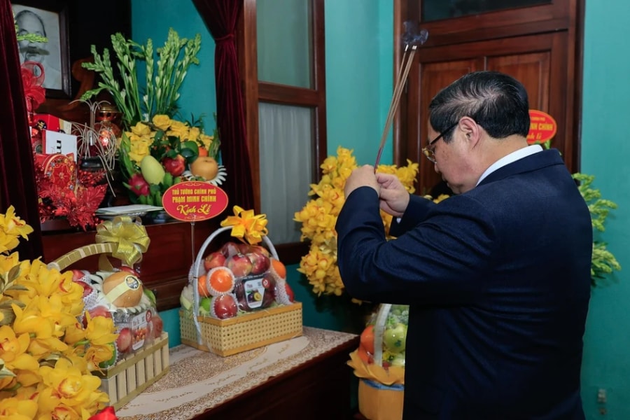 Thủ tướng Phạm Minh Chính dâng hương tưởng nhớ Chủ tịch Hồ Chí Minh tại Nhà 67