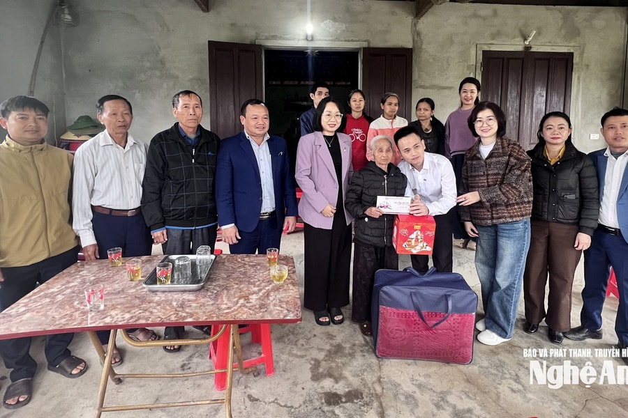 Sẻ chia với những hoàn cảnh đặc biệt khó khăn trong chương trình "Nghĩa tình dòng Lam”