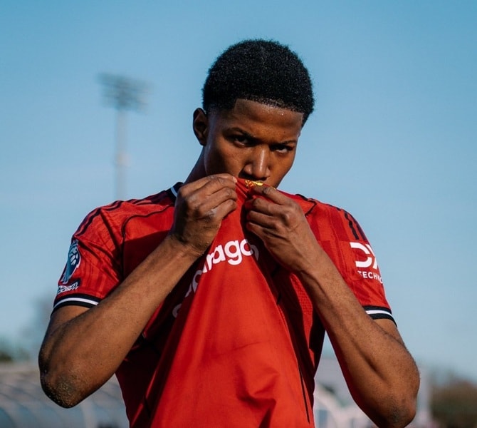 Chido Obi rực sáng giúp U18 MU đánh bại Man City trong trận derby thành Manchester