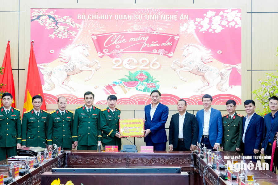 Phó Bí thư Thường trực Tỉnh ủy, Chủ tịch HĐND tỉnh Hoàng Nghĩa Hiếu động viên các đơn vị trực, làm việc xuyên Tết