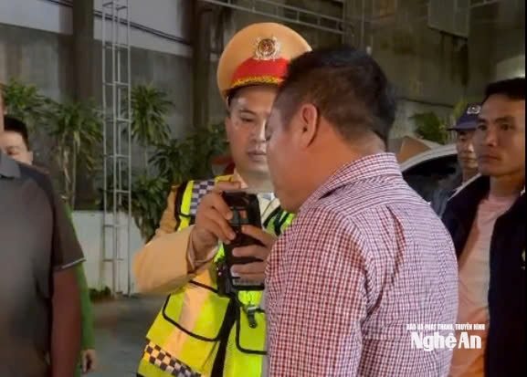 Thách thức CSGT khi bị kiểm tra nồng độ cồn, tài xế bị phạt 35 triệu đồng