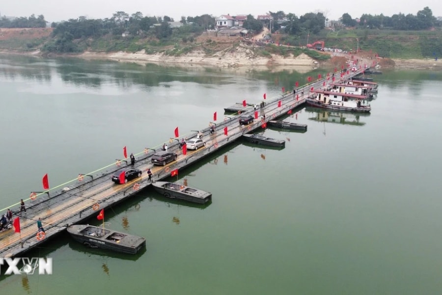 Thông xe cầu phao Đoan Hùng bắc qua sông Lô, phục vụ nhân dân đi lại dịp Tết