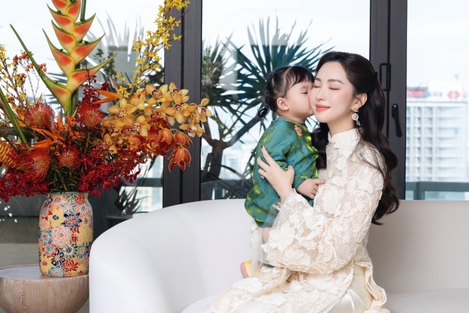 Đặng Thu Thảo lần đầu công khai diện mạo con gái thứ ba trong dịp Tết Bính Ngọ