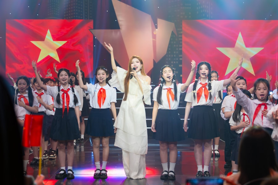 Trang Pháp kể chuyện sáng tác "Mãi là người Việt Nam" tại Gala Việc tử tế 2026