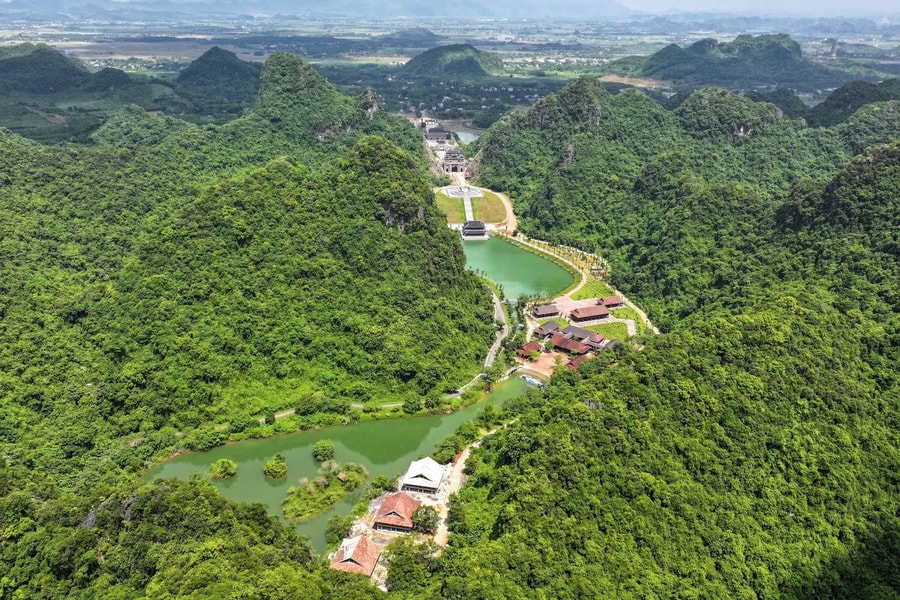 Thung Ui Ninh Bình: Điểm du Xuân mới mở cửa giữa lòng núi đá vôi