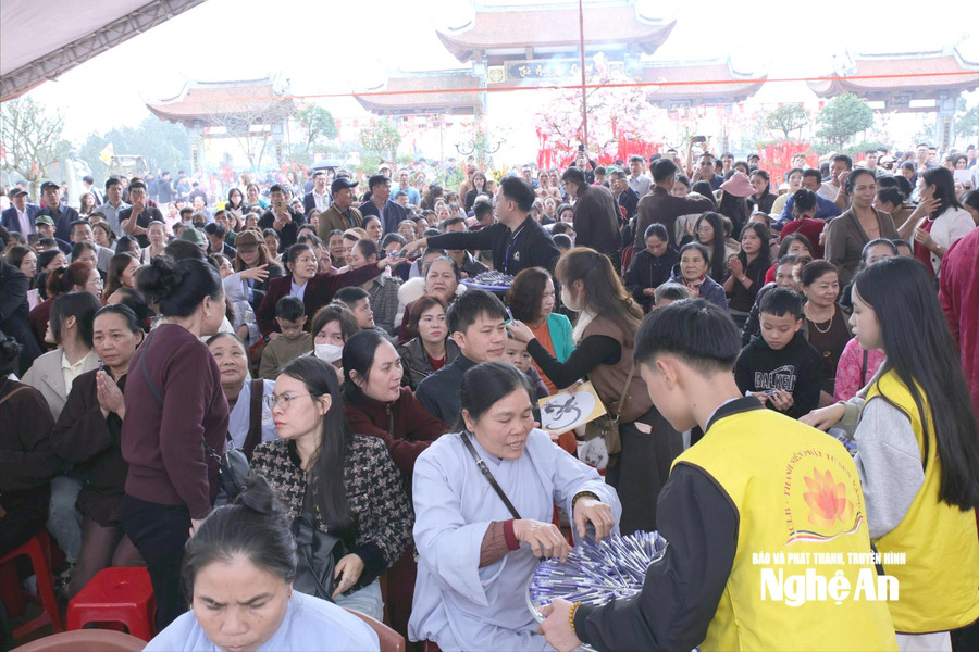 Đông đảo người dân dự lễ ‘Khai bút đầu xuân Bính Ngọ 2026’ tại Nghệ An