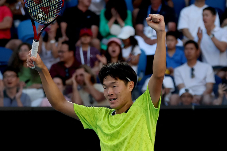 Michael Zheng gây sốc Australian Open 2026: 'Chiến binh cô độc' đánh bại hệ thống tỷ đô