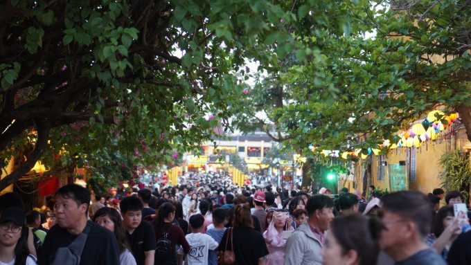 Hội An: Biển người đổ về phố cổ ngày đầu năm khiến nhiều điểm tham quan quá tải