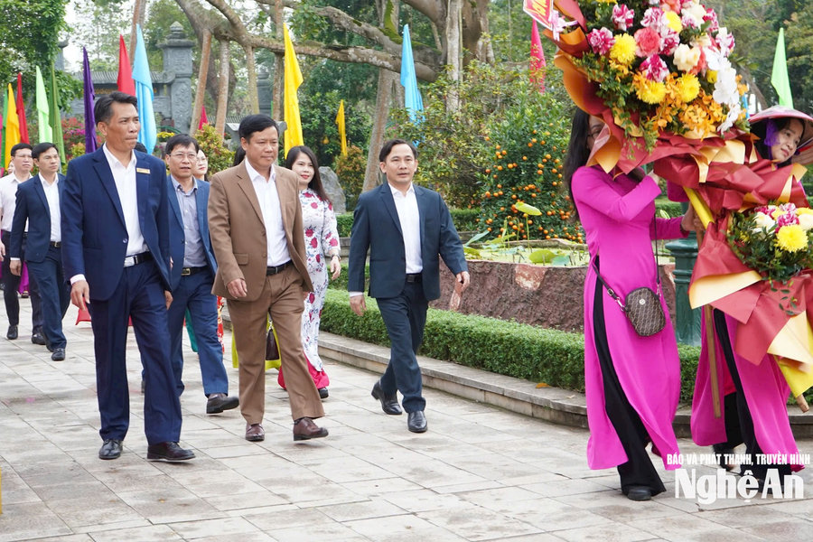 Cơ quan Đảng ủy Các cơ quan Đảng tỉnh dâng hương tưởng niệm Chủ tịch Hồ Chí Minh nhân dịp đầu Xuân