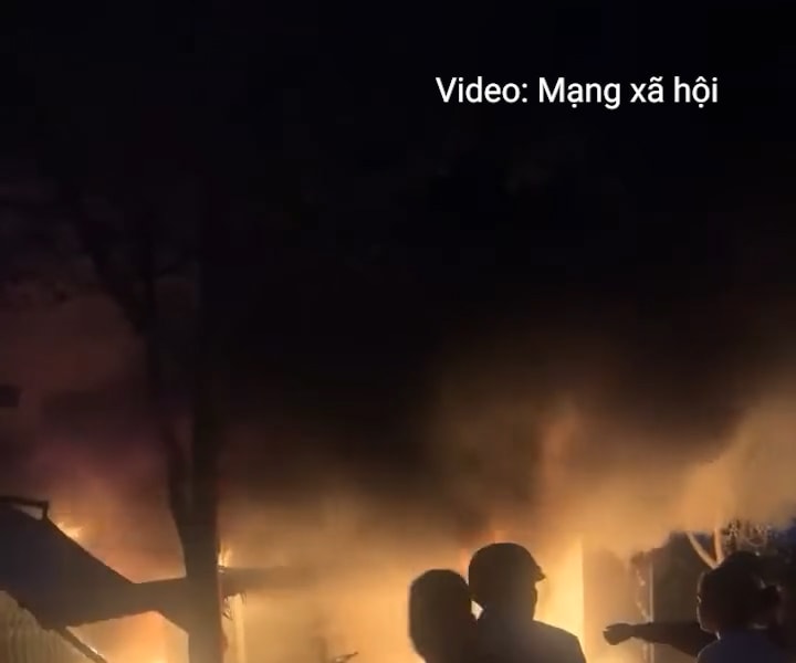 Căn nhà ở kết hợp kinh doanh cháy rụi khi gia chủ đang du Xuân