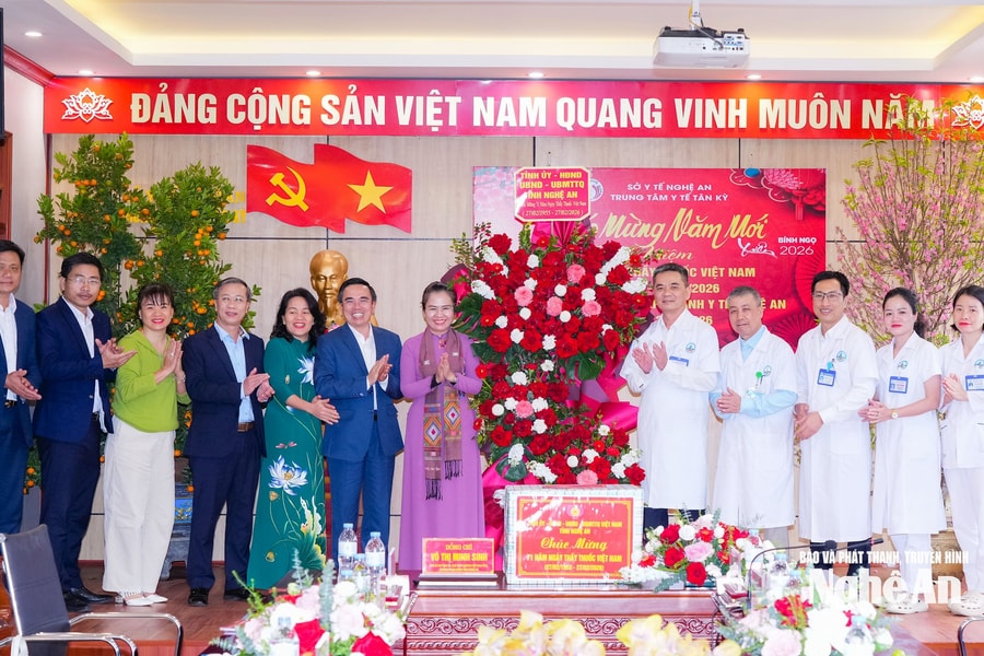 Phó Bí thư Tỉnh ủy Võ Thị Minh Sinh chúc mừng Trung tâm Y tế Tân Kỳ nhân Ngày Thầy thuốc Việt Nam