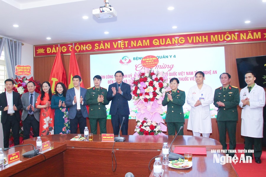 Đồng chí Hoàng Nghĩa Hiếu thăm, chúc mừng một số cơ sở y tế trên địa bàn tỉnh