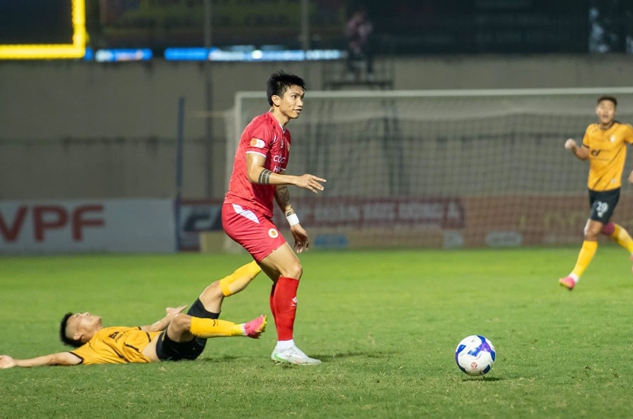 Văn Hậu lập siêu phẩm từ giữa sân, CAHN ngược dòng thắng Thanh Hóa 3-1