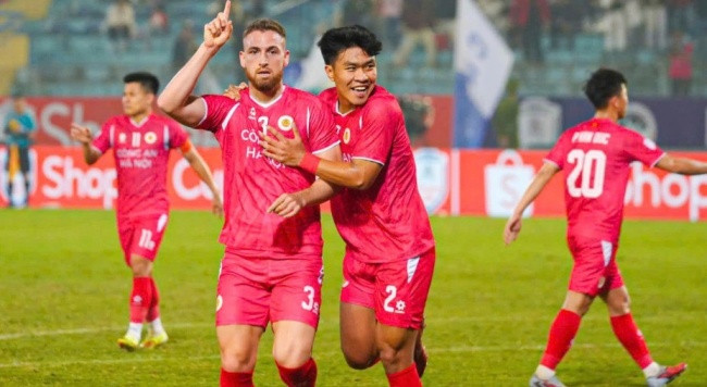 CAHN bứt tốc ngôi đầu, Nam Định lún sâu vào khủng hoảng tại V.League