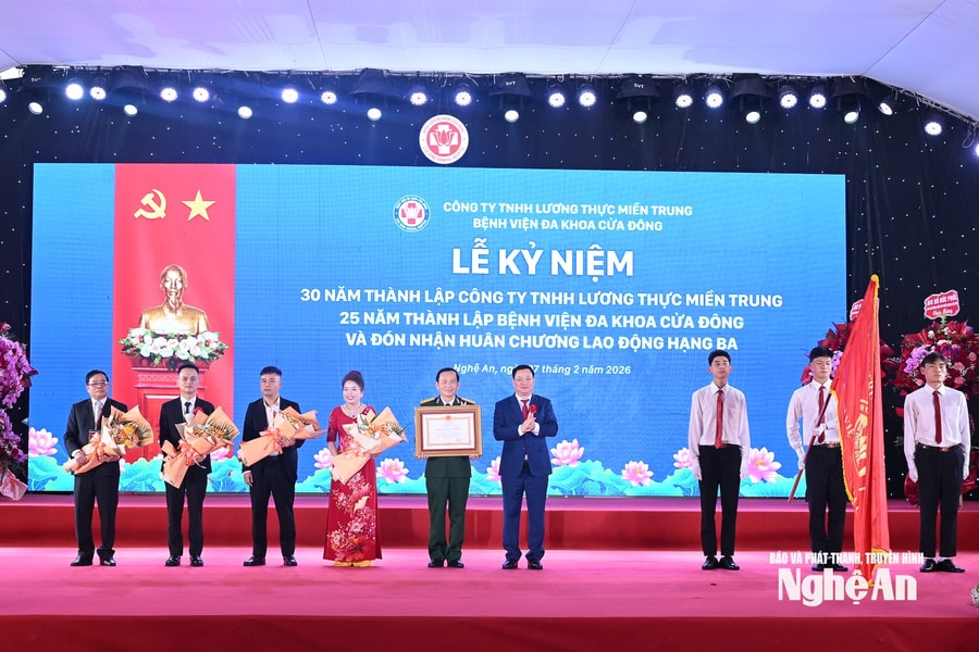 Bệnh viện Đa khoa Cửa Đông đón nhận Huân chương Lao động hạng Ba