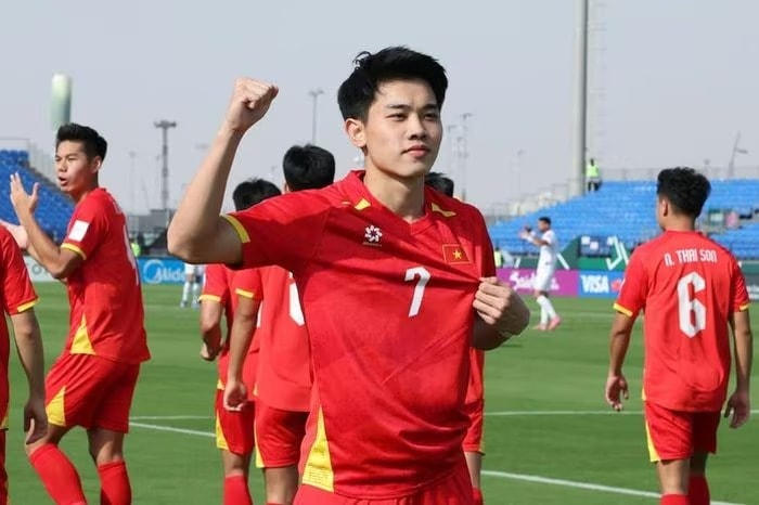 Nguyễn Đình Bắc lỡ trận tái đấu Malaysia vì án treo giò; Chelsea theo sát khả năng chiêu mộ Ronaldo