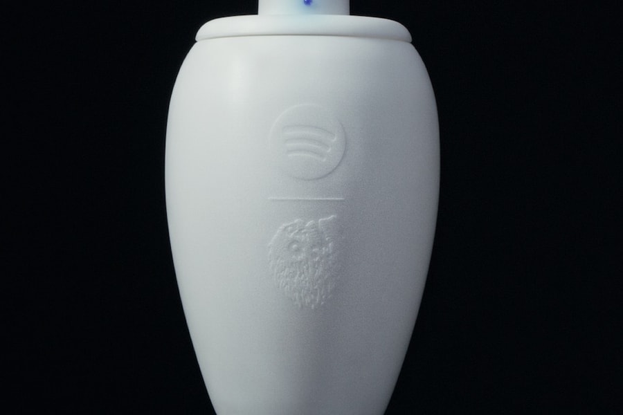Spotify hợp tác cùng Liquid Death ra mắt loa Bluetooth hình hũ tro cốt Eternal Playlist Urn