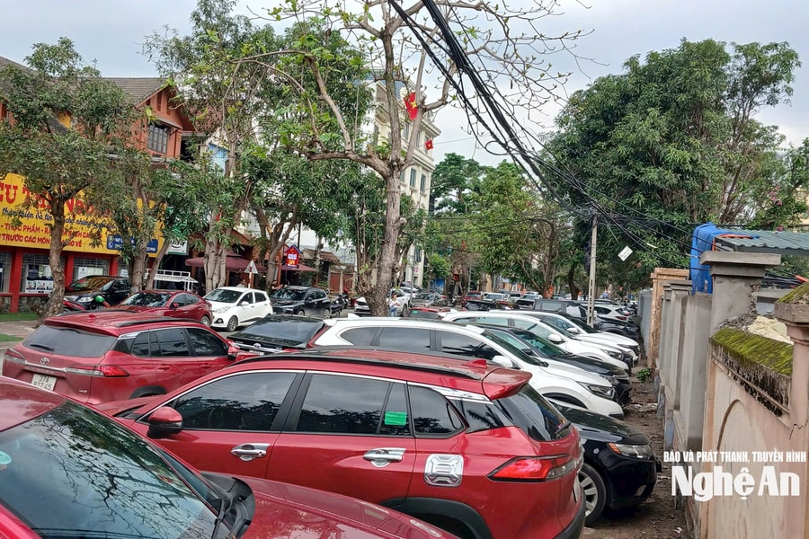 Vỉa hè “biến” thành bãi đỗ xe và nỗi lo của người đi đường