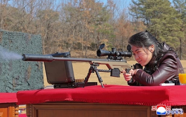 Con gái nhà lãnh đạo Triều Tiên Kim Jong-un trực tiếp khai hỏa súng bắn tỉa mới