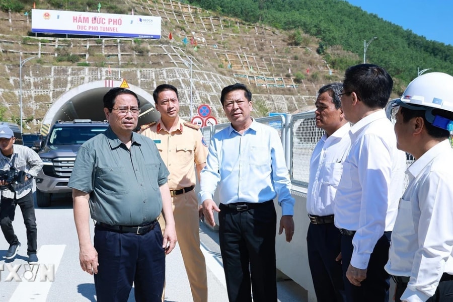 Thủ tướng Phạm Minh Chính kiểm tra các dự án giao thông tại khu vực miền Trung