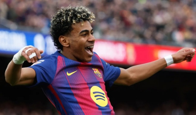 Lamine Yamal lập hat-trick lịch sử giúp Barcelona đè bẹp Villarreal 4-1 tại La Liga