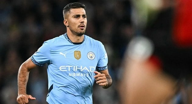 Real Madrid nhắm Rodri thay thế Kroos; Rashford đạt thỏa thuận gia nhập Barcelona