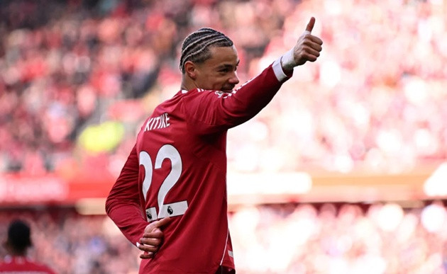 Hugo Ekitike rực sáng giúp Liverpool đánh bại West Ham và thách thức Alexander Isak