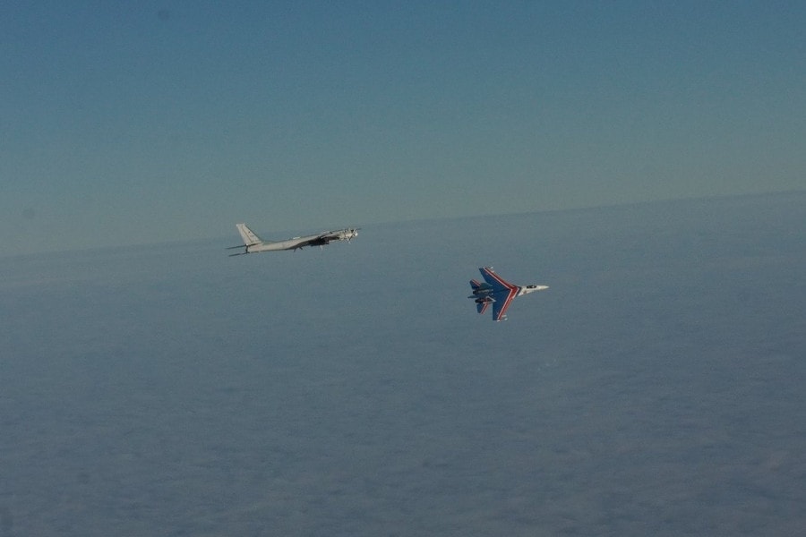 Nga điều động tiêm kích Su-35S thuộc phi đội Hiệp sĩ Nga làm nhiệm vụ hộ tống chiến đấu