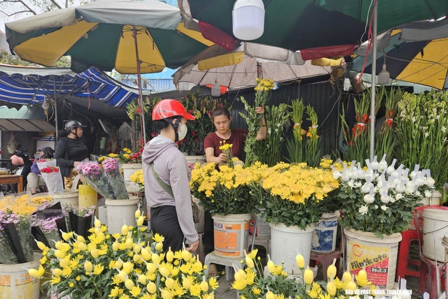 Chợ truyền thống giảm giá, thị trường online “tăng nhiệt” trước Rằm tháng Giêng